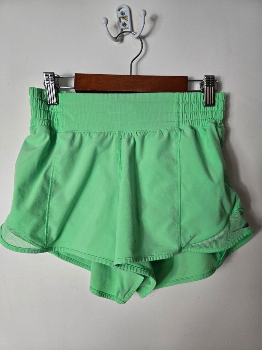 Lululemon Size 4 Hotty Hot High-Rise Lined Short 2.5 Green FLAW